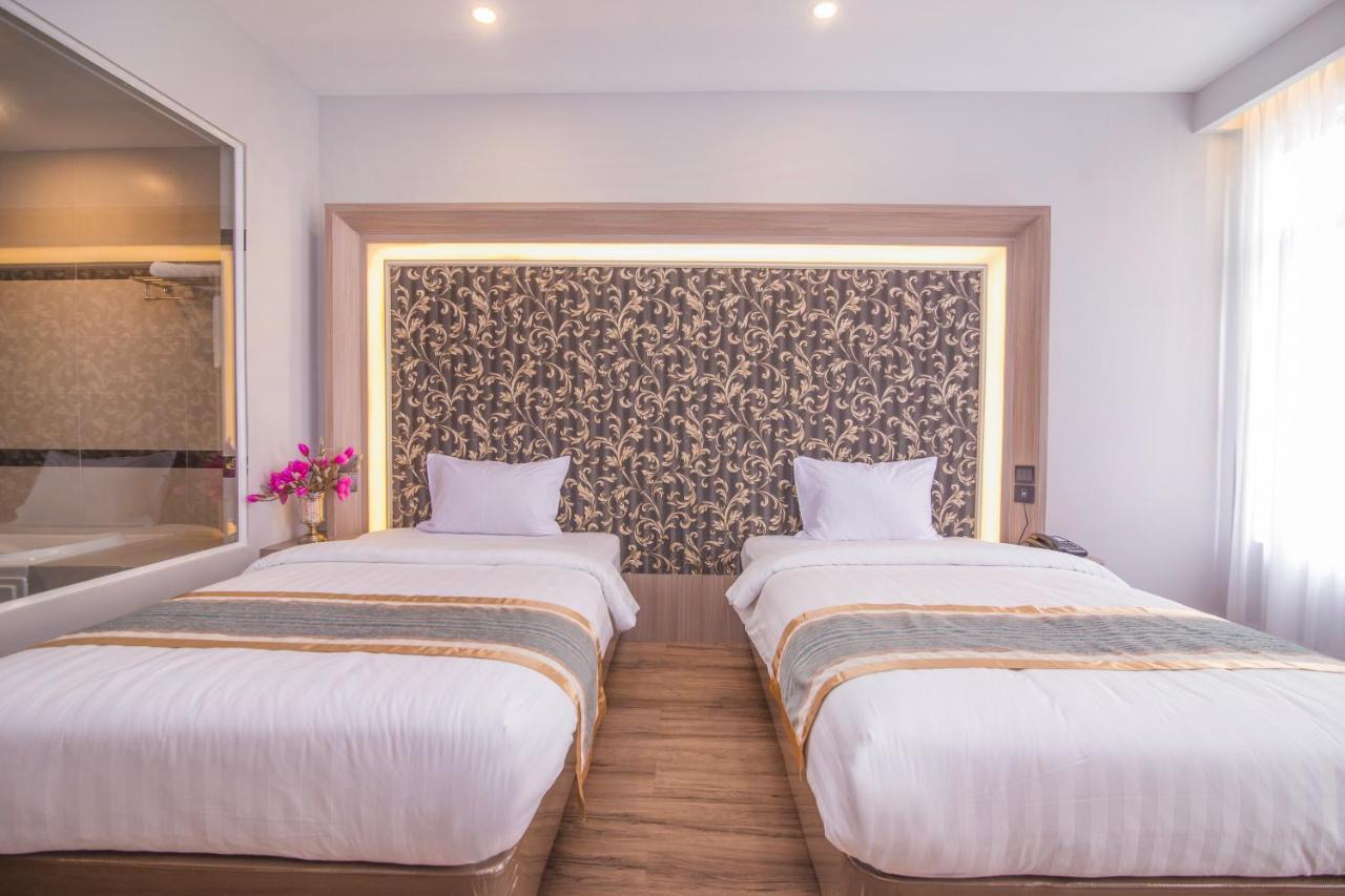 New York Hotel Phnom Penh Exterior photo