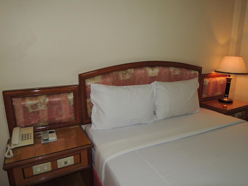 New York Hotel Phnom Penh Room photo