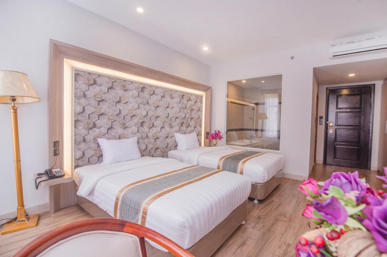 New York Hotel Phnom Penh Exterior photo